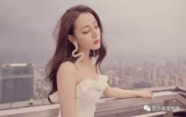 022年蛇女佩戴什么好，属蛇一生有几次婚姻"