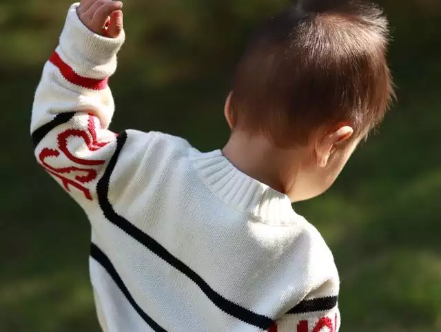 男孩生初一克父母是吗，初一出生的名人伟人