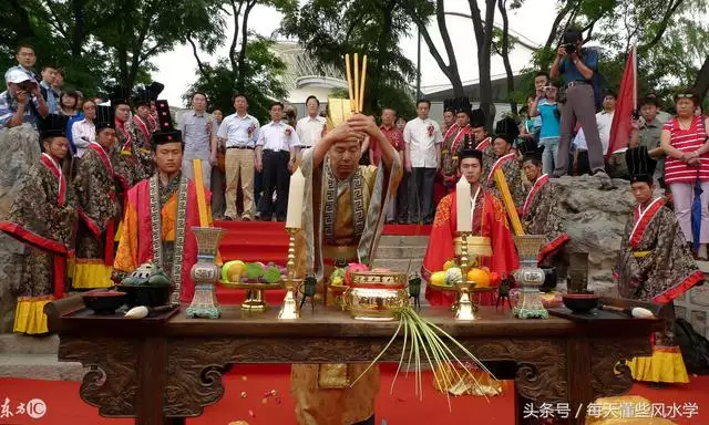 2年属鼠49岁交运男，属鼠的和什么属相最配"