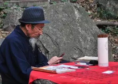 算卦不在卦里是什么意思，卦里看不到某个人