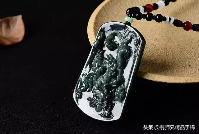 属虎的可以戴龙牌吊坠吗，属虎的可以戴龙牌翡翠吗