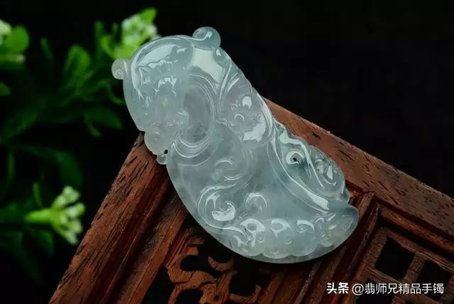 属虎的可以戴龙牌吊坠吗，属虎的可以戴龙牌翡翠吗