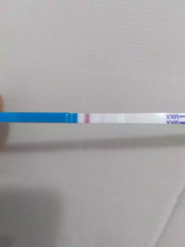 2、试纸一深一浅是什么意思:我刚刚测了下HIV颜色一条深一条浅这是不是阳性啊？急