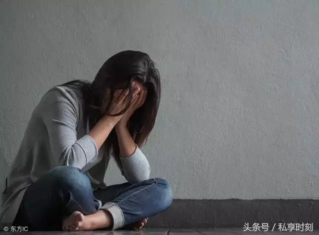 1、男人提离婚但又没行动搬出去住:老公提出离婚，又搬出去住，我该点做