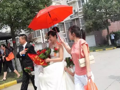 2、二婚女人不能碰新娘的东西吗:二婚女人再婚进婆家要注意些什么忌讳