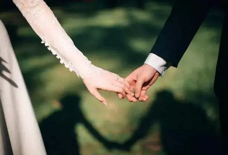 1、看夫妻八字合不合:怎么看俩夫妻的八字合不合?急