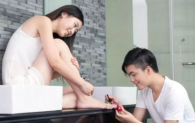 1、请问为什么许多离过婚的女人再婚后还会想起前夫？为什么还会觉前夫就是比现任的老公好？