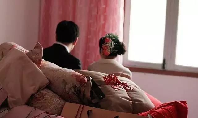 1、二婚结婚一年男方提出离婚:再婚领了结婚证不到一年,男方要求离婚要给女方什么?