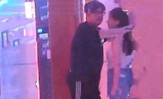 1、出轨男人怕老婆出轨吗:从这种现象看来他是不是不怕他老婆知道他出轨？