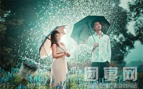 1、结婚当天下雨怎么办:结婚当天去女方家下雨有彩虹出现好不好？