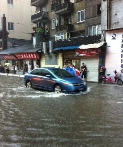 3、离婚当天下大雨:拆房子下雨好吗?有什么说法