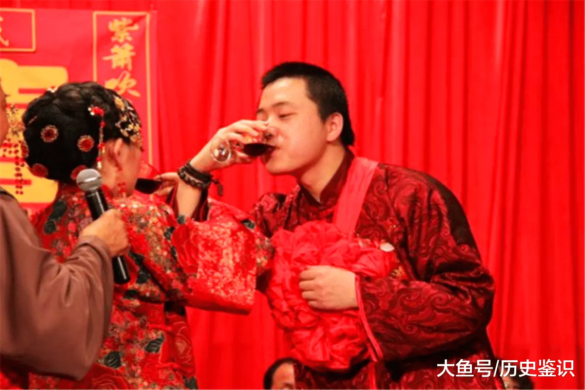 5、女大一婚配好不好:女比男大一岁结婚好吗？