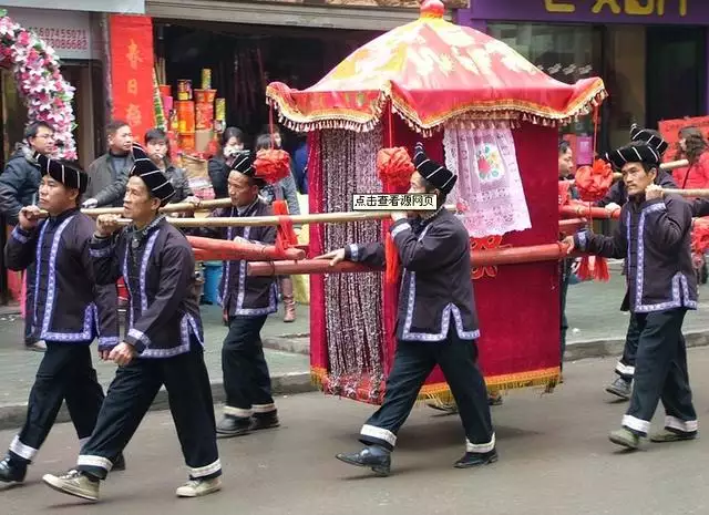 1、出嫁那天下雨预示着什么:婚礼当天下雨是好事还是坏事？