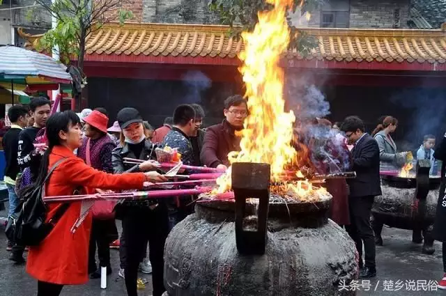 7、烧香可以看出婚姻吗:烧香算姻缘,烧几柱香