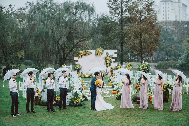 3、结婚当天下雨新娘命苦:结婚那天下雨怎么办 结婚出嫁时下雨有什么说法好吗