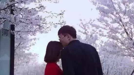 3、雨中求婚配什么音乐好听:求婚歌曲：适合求婚用的歌曲有哪些