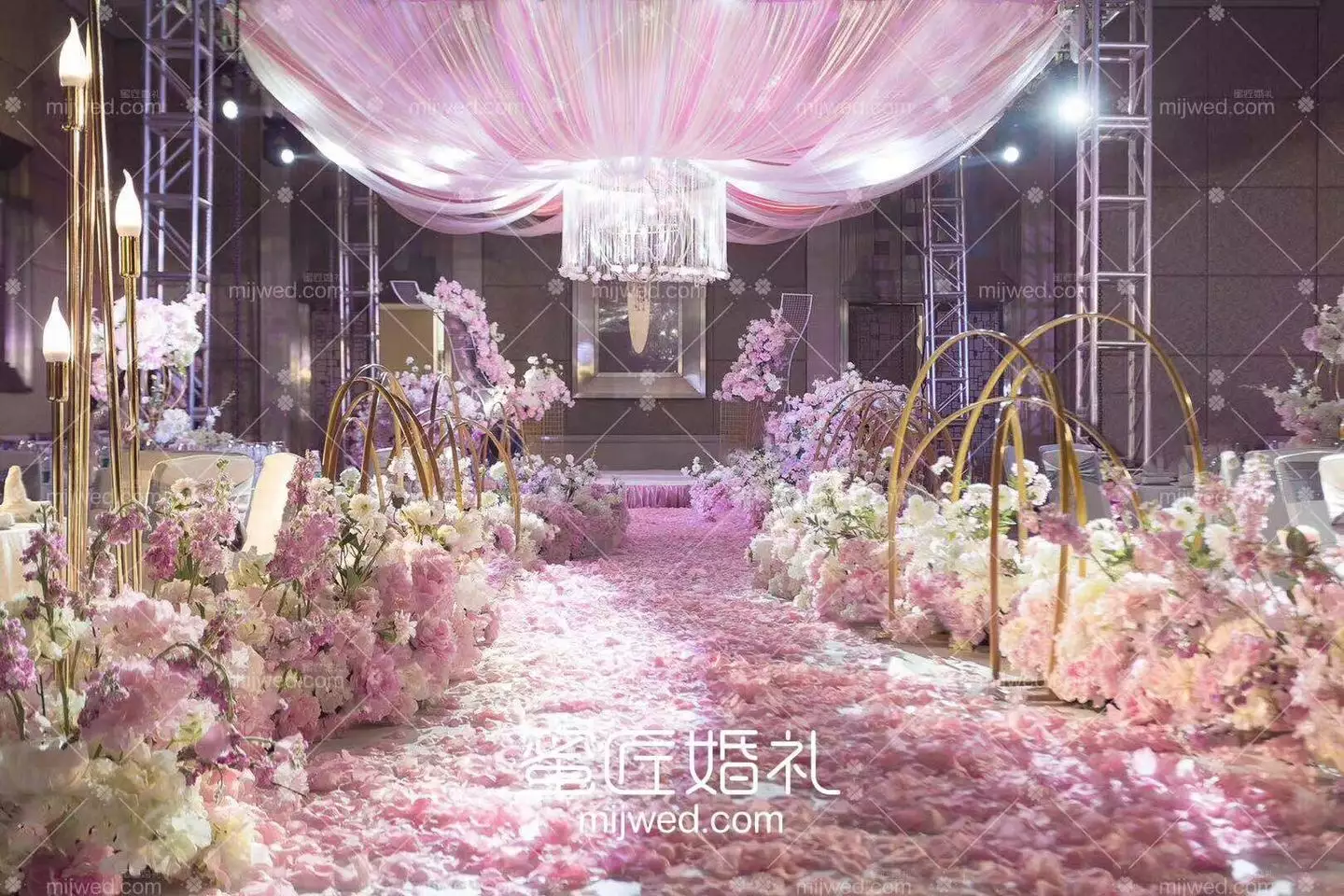 1、简短走心的结婚配文祝福:有文采的新婚祝福简短