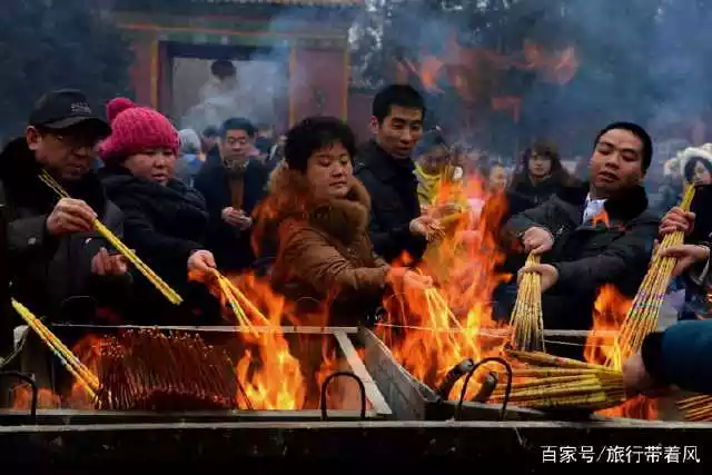 2、给活人烧香他多久能死:给亲人烧香 但是他还活着