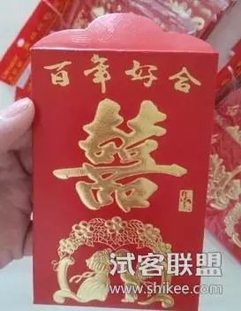 结婚红包背面书写模板竖版：结婚红包背面贺词是横着写还是竖着写 落款怎么写