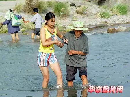 女人梦见黑鱼从水中冲向自己：女人梦见自己走在满街的黑水里