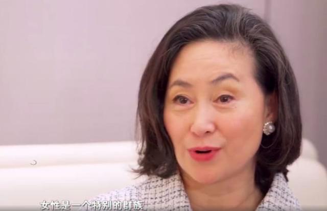 赌王明珠何超琼自曝婚姻观，57岁不怕老气质脱俗