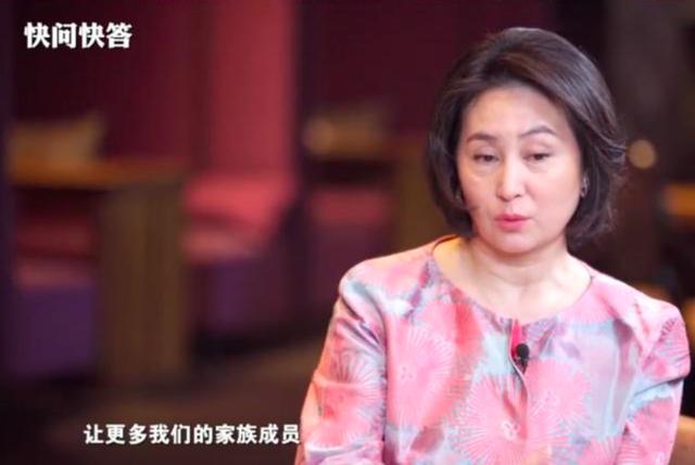 赌王明珠何超琼自曝婚姻观，57岁不怕老气质脱俗