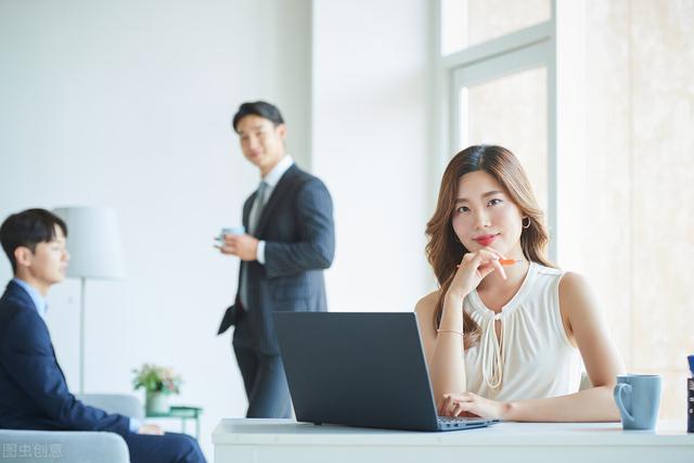 男人真正动情的表现，男人想要吃掉一个女人的眼神