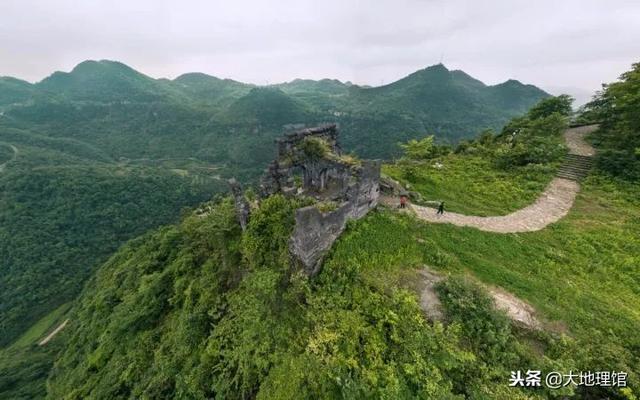 斜八字挡土墙图片