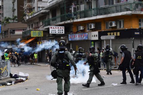 香港警察八字防守