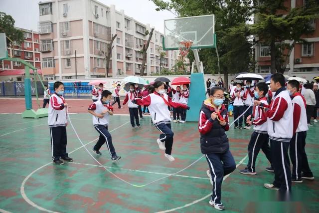 八字跳长绳游戏规则