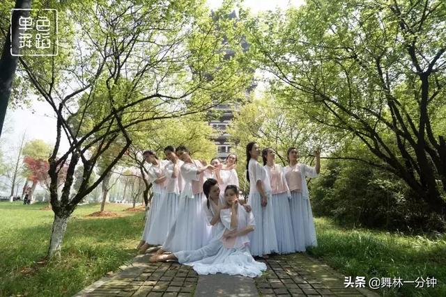 中国舞大八字站姿图片