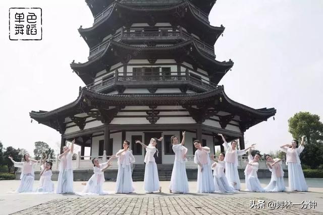 中国舞大八字站姿图片