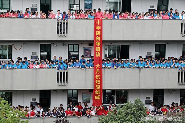 小学教学楼外墙八字标语