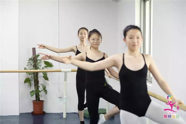 跳芭蕾舞能矫正八字腿吗